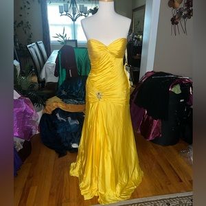 Elegant yellow formal gown